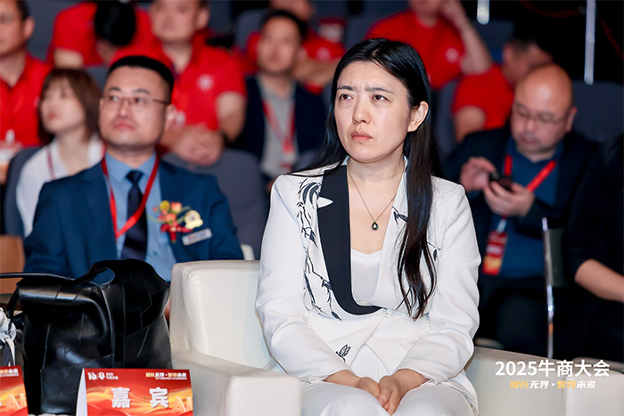 明亮照明集團總經(jīng)理荊明慧